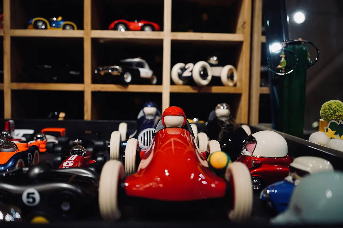 Diecast vs Plastic vs Resin Model Trucks: A Side-by-Side Comparison for Collectors